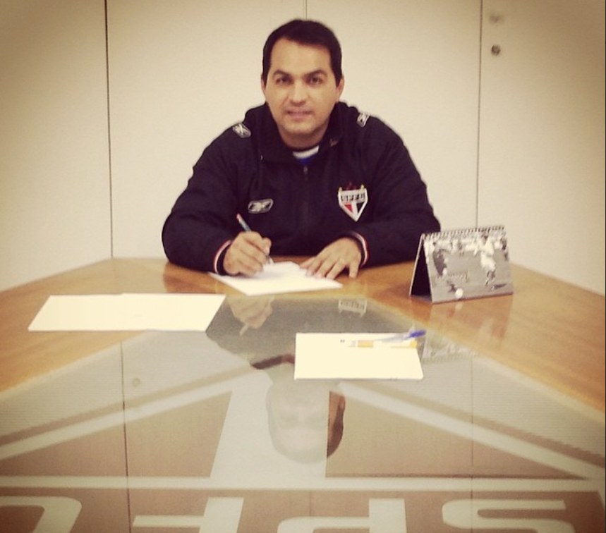 Jura na sede do São Paulo FC, com agasalho do clube, durante o período em que foi assessor do futsal de menores
