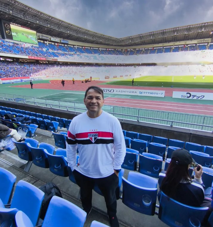 Jura com a camisa do São Paulo FC na arquibancada de um estádio no Japão