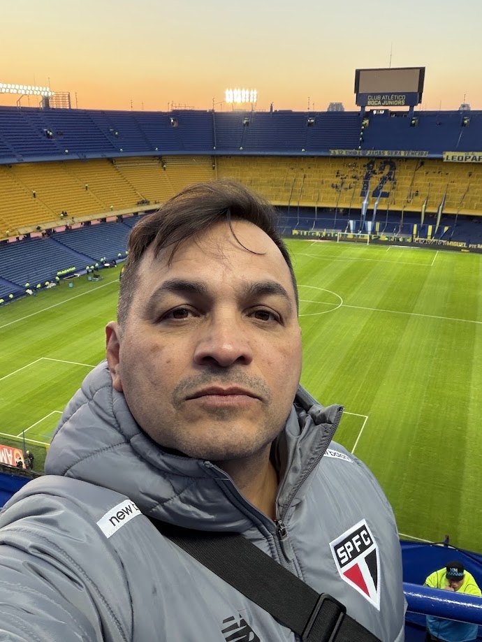 Jura com agasalho do São Paulo FC na arquibancada de La Bombonera, estádio do Boca Juniors, antes do jogo