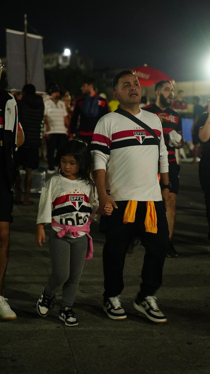 Jura e sua filha, de camisa do São Paulo FC, na chegada ao estádio em dia de jogo