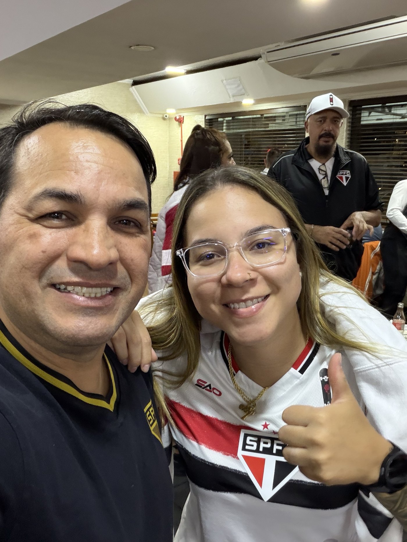 Jura ao lado de uma torcedora em um evento no clube